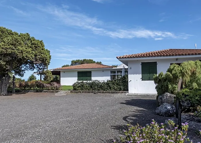 Sabinas - El Guincho, Villa